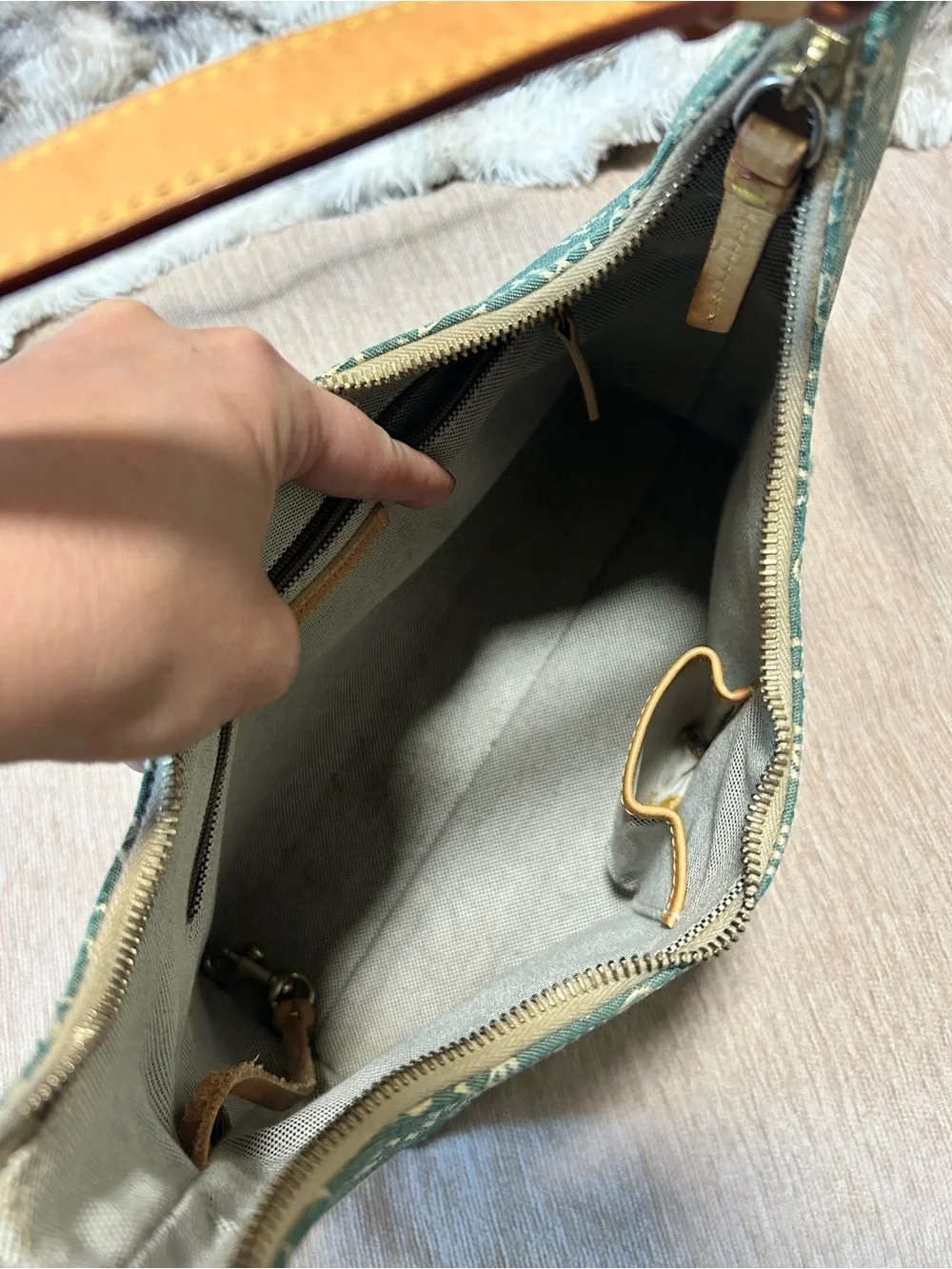 Dooney & Bourke Green and Tan Signature Shoulder Bag - Picture 4 of 7